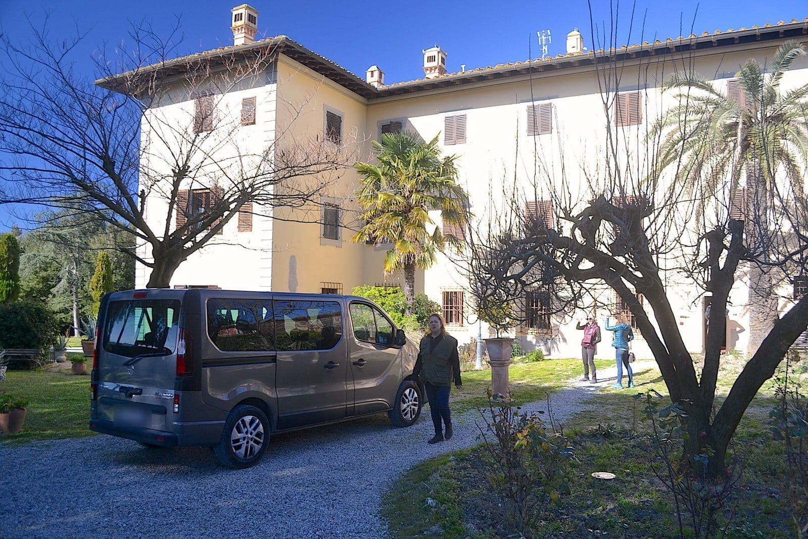 The old Tuscan villa of Fattoria Collebrunacchi in San Miniato, with Francesca walking in the garden
